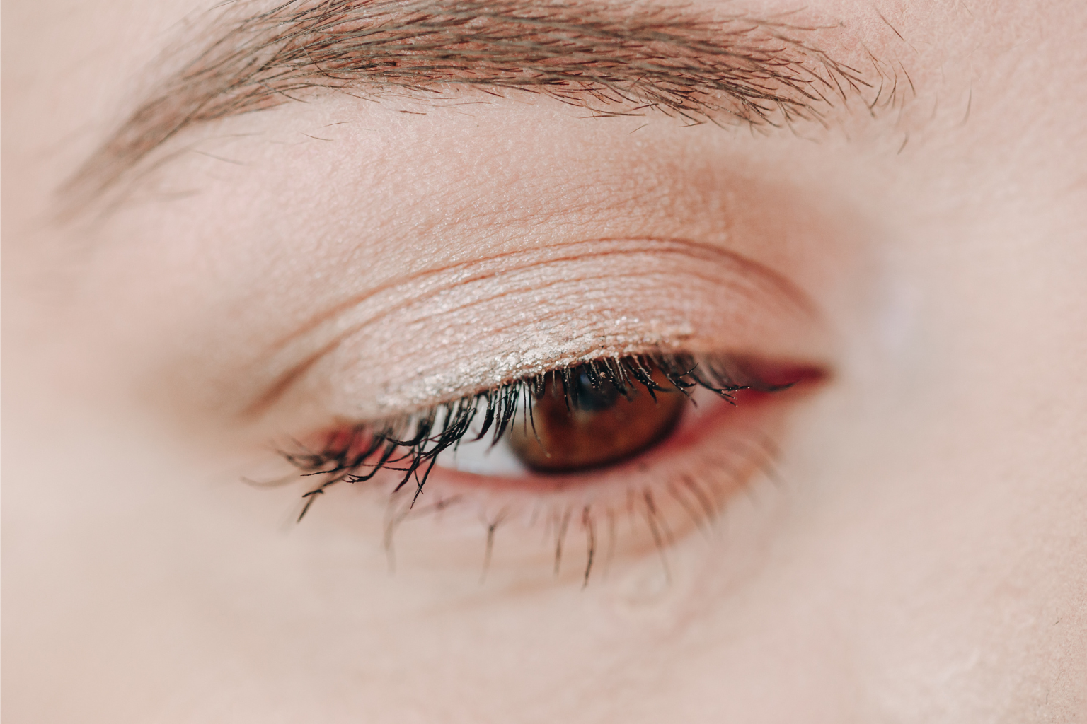 Cómo corregir la mirada triste y los ojos caídos: Los beneficios de la elevación del ángulo ocular