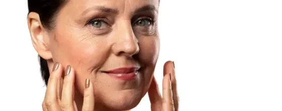 Dra. Silvia Rosón especialista en lifting facial natural en Madrid mostrando resultados de rejuvenecimiento facial armónico