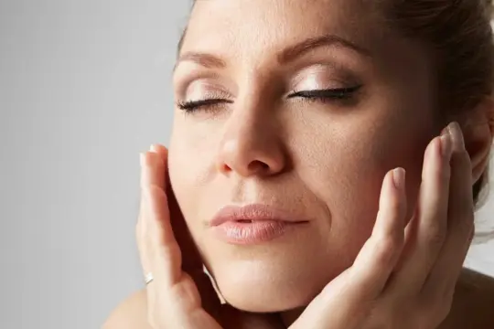 Rejuvenecer el rostro a los 40: Cómo levantar las mejillas caídas