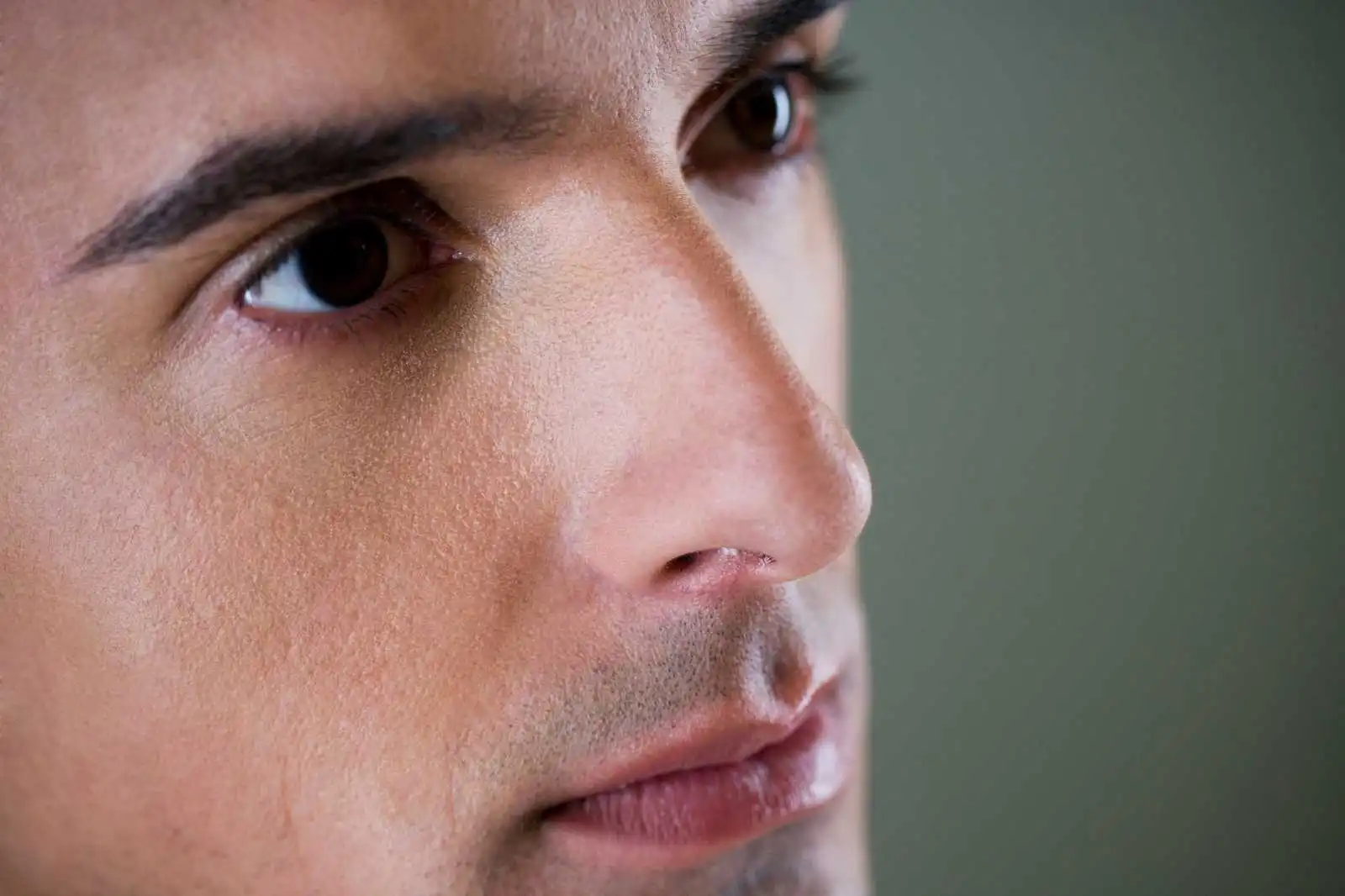 Recuperación de la rinoplastia en hombres, paso a paso: qué esperar cada semana